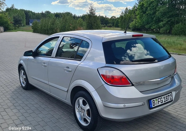 Opel Astra cena 12900 przebieg: 200000, rok produkcji 2005 z Braniewo małe 56